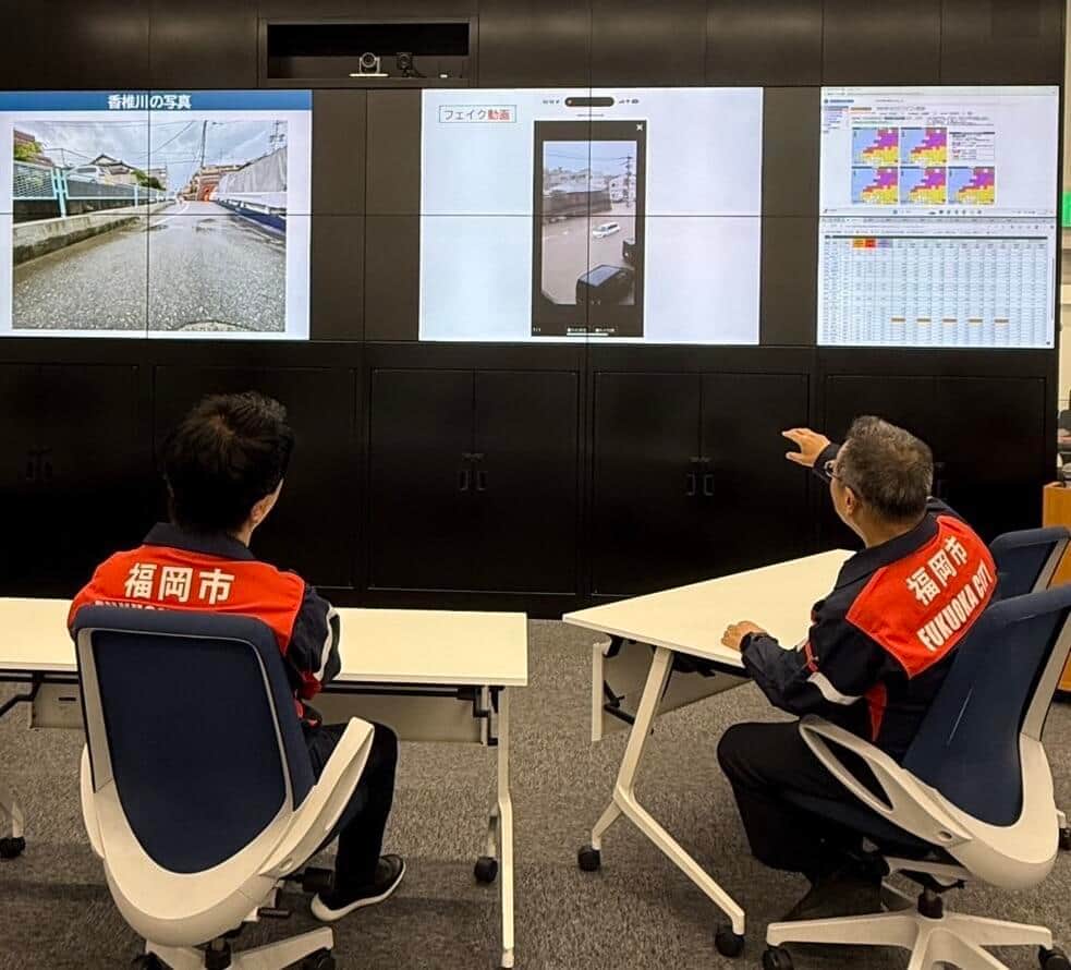 拡散された動画の確認に追われる福岡市職員（写真は高島市長のフェイスブックから。すでに削除されている）