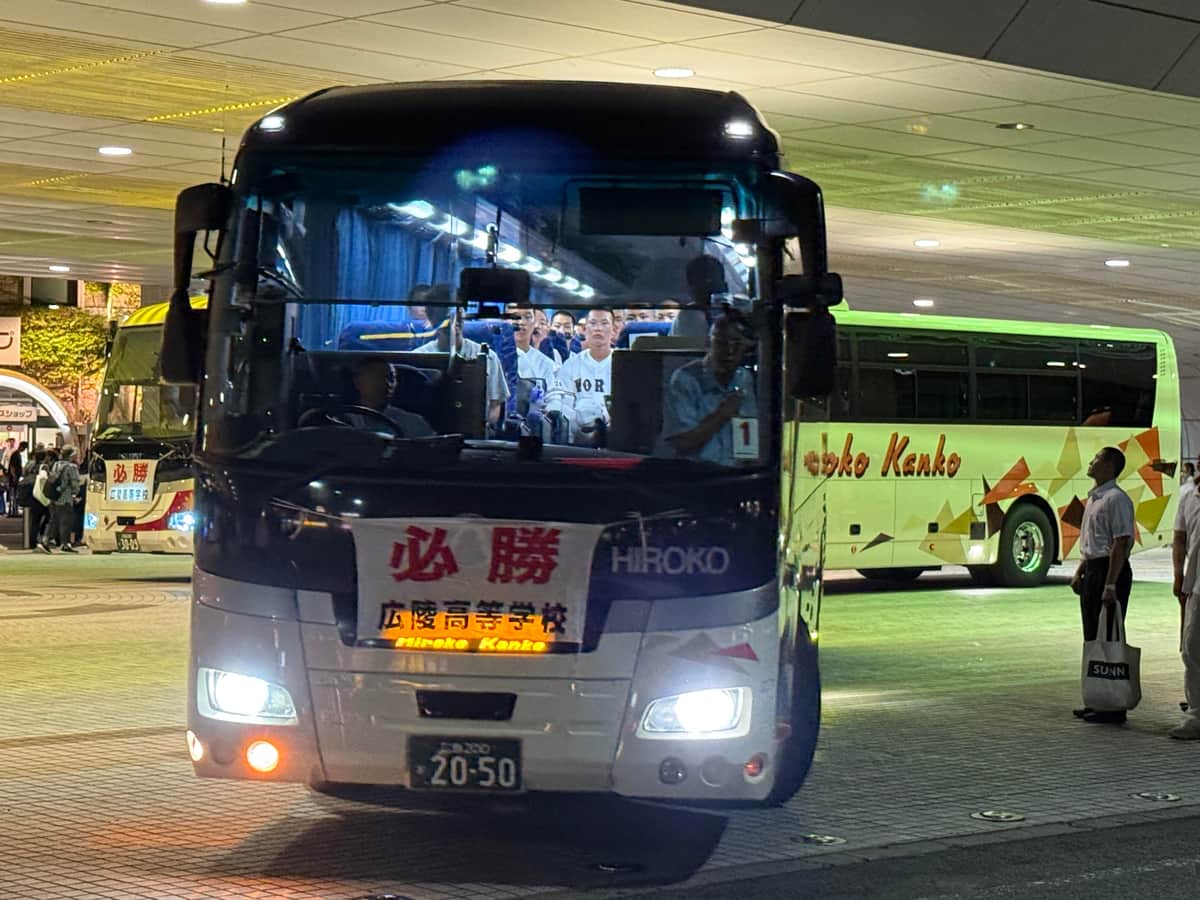 甲子園球場を後にする広陵高校のバス