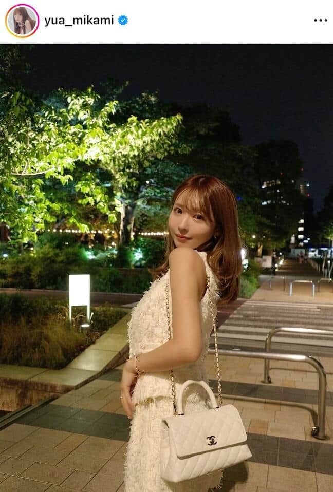 三上悠亜、色っぽノースリーブに反響...上海の夜景に映える　美デコルテのぞかせ「可愛い過ぎる～」