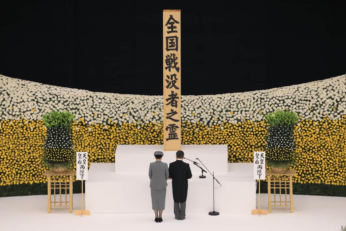 全国戦没者追悼式で「おことば」を述べる天皇陛下（写真右）