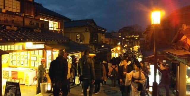 観光客が押し寄せる京都の観光地