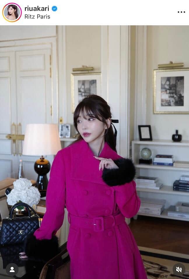 Rちゃん、膝上超ミニ＆透け感ドレス姿で美しさダダ漏れ　さまざまなポーズと妖艶表情で