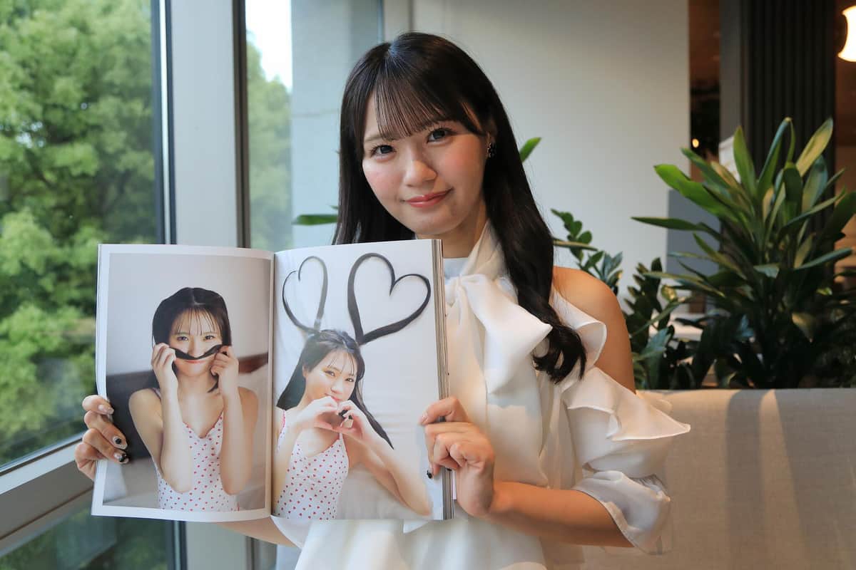 お気に入りカットを手に取材に応じるSKE48の中野愛理さん