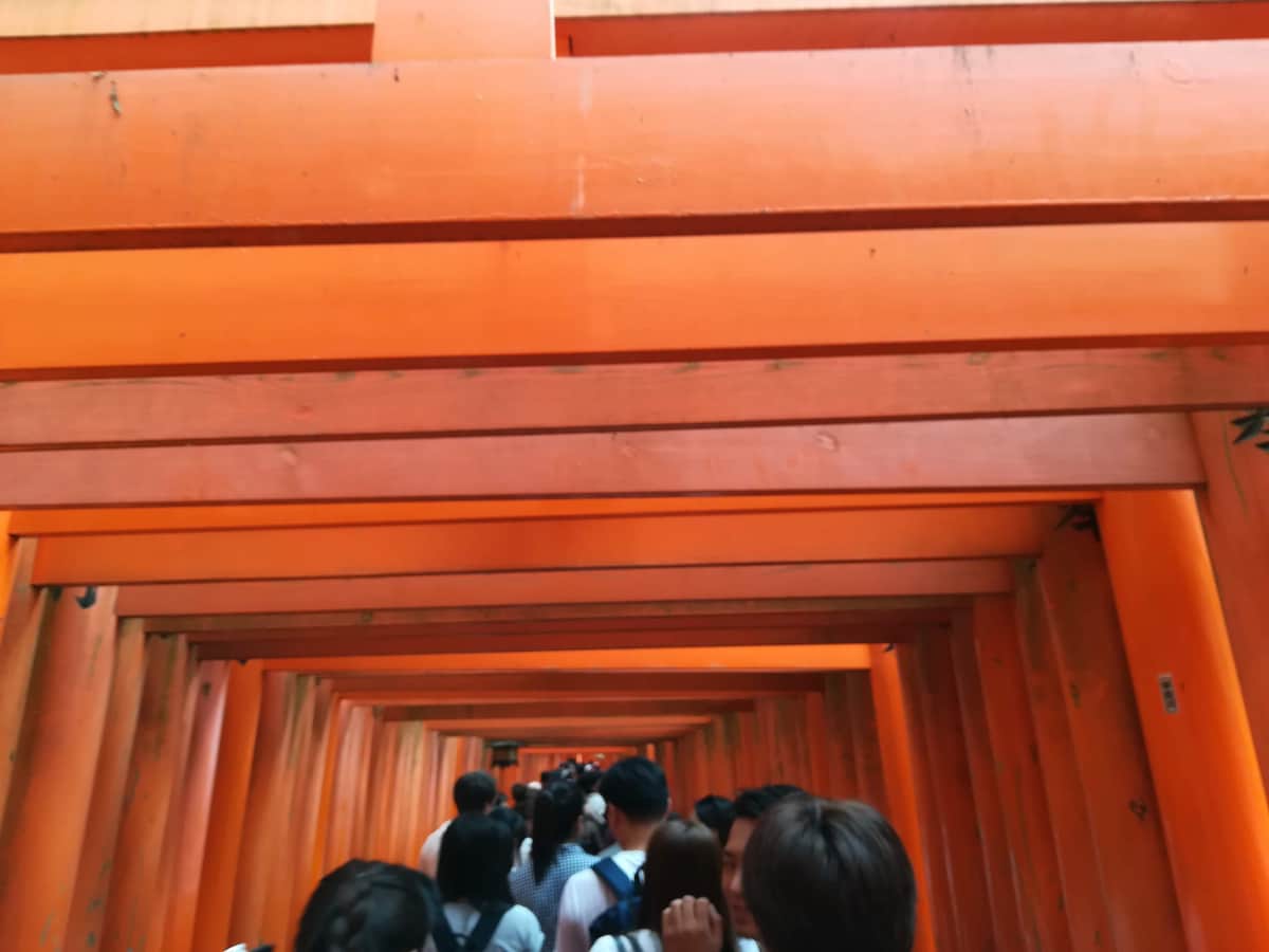 観光客で大混雑の京都・伏見稲荷大社