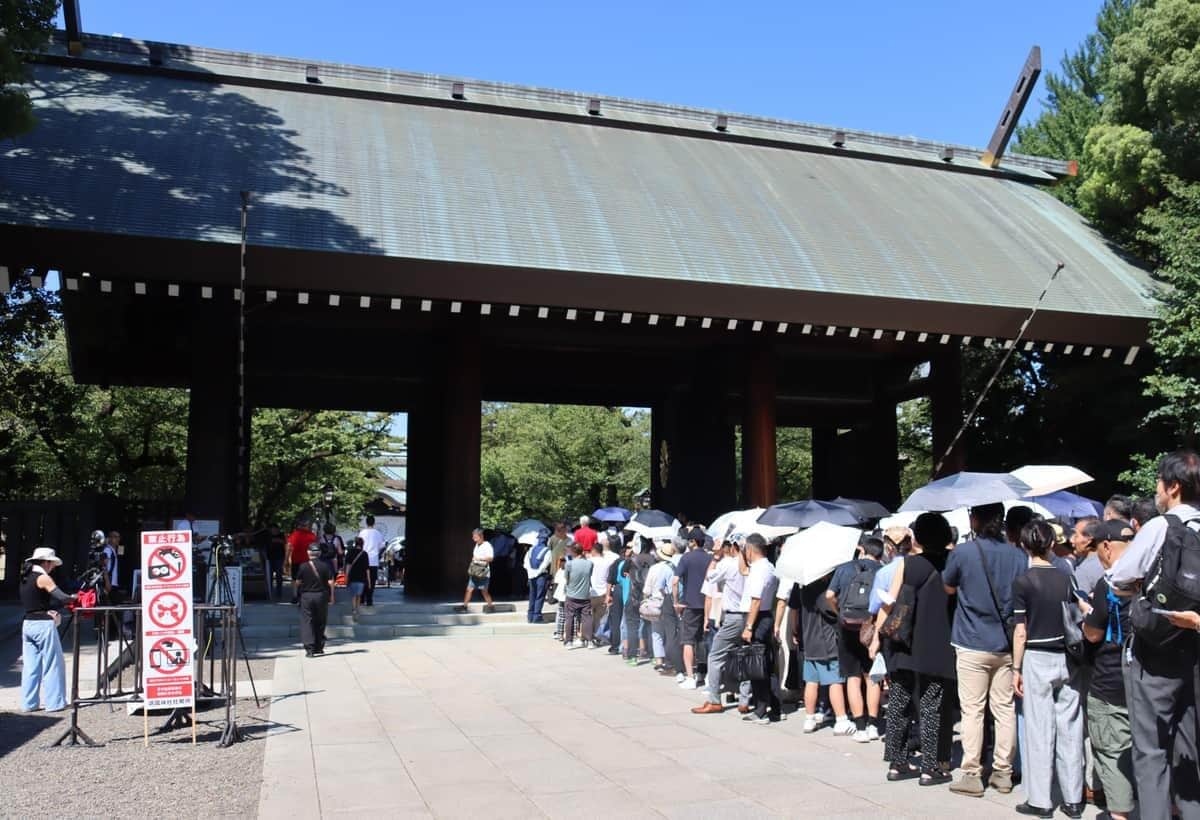 8月15日の靖国神社。大勢の参拝者がつめかけた