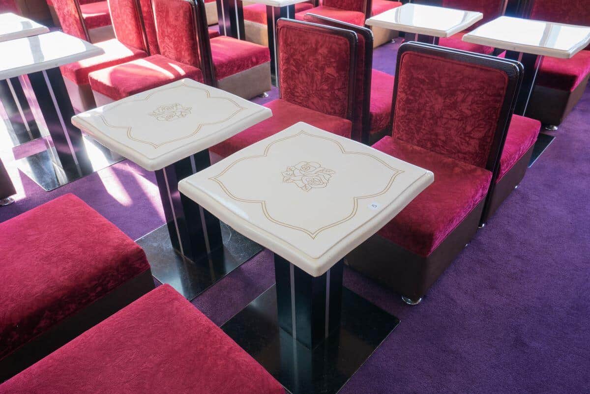 帝劇プレミアム備品販売でそれぞれ出品された「喫茶チェア＆テーブル」（東宝提供）