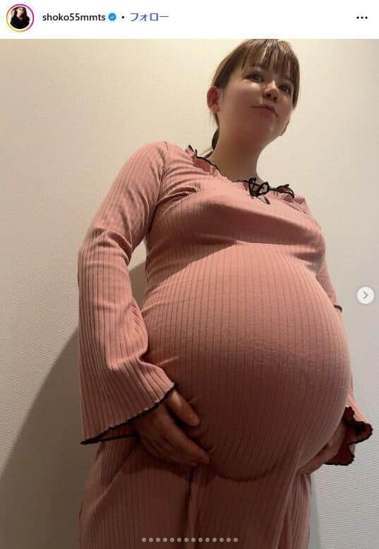 中川翔子、「巨大化してる」双子妊娠後期のドアップ写真　「しんどくて横になるしかなくて」本音ポロリ