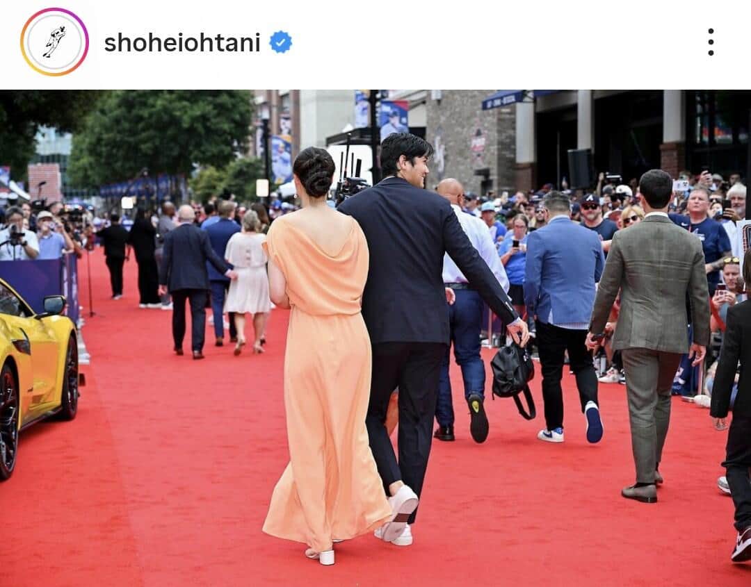 2025年の大リーグ・オールスターで、恒例のレッドカーペットを歩く大谷選手と真美子夫人（大谷選手のインスタグラムより）
