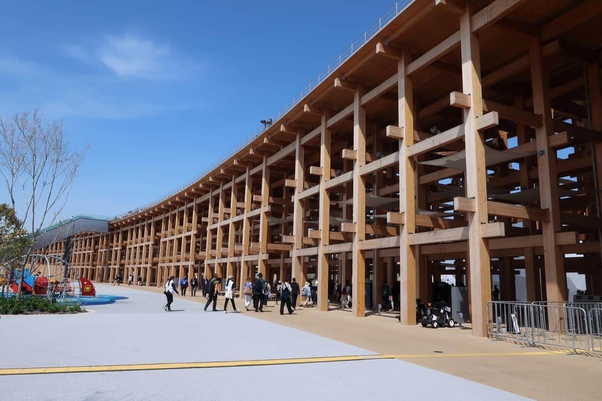 大阪・関西万博の「玄関」で圧倒的な存在感放つ...阿部寛起用の大型広告、「夢洲駅の顔」になったワケ