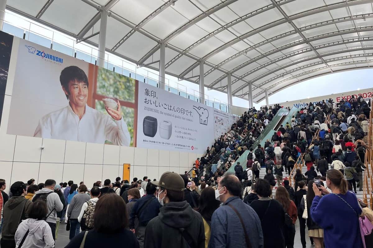 大阪・関西万博に繋がる夢洲駅で、阿部寛さんを起用した象印マホービンの大型広告（同社提供）