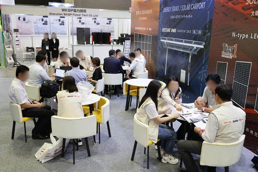 商談の様子（2024年10月の様子）。「出展社・来場企業の皆様から『SCMに特化した展示会を開催してほしい』という要望が多数あり、そうした声がSCMワールドの実現を後押ししてくれました」と小笠原さん