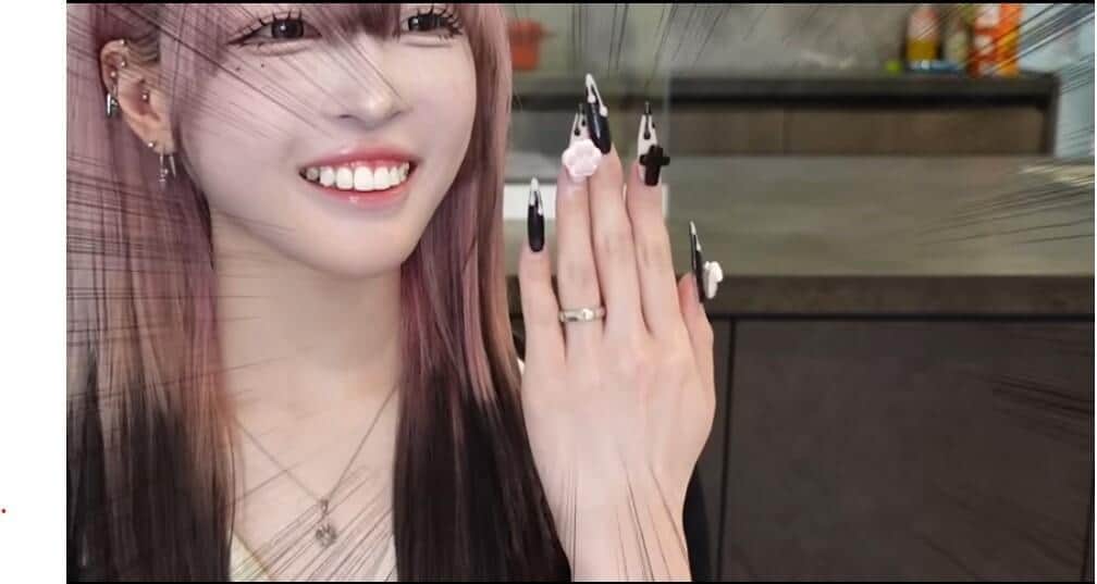 結婚指輪を手に笑顔を見せるハウスダストさん（写真はハウスダストさんの動画から）
