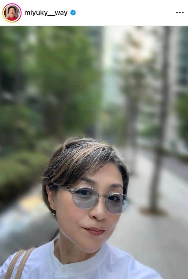 香坂みゆき62歳、手を口元にあてて...お茶目顔ショット　「驚いたお顔もきれい！」「可愛いなぁ」