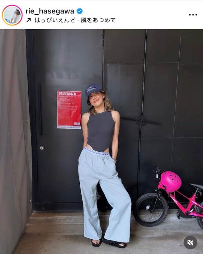 長谷川理恵51歳、美腹筋のぞくハーフトップ姿で決めポーズ　「くびれがくっきり」「かっこよすぎます」