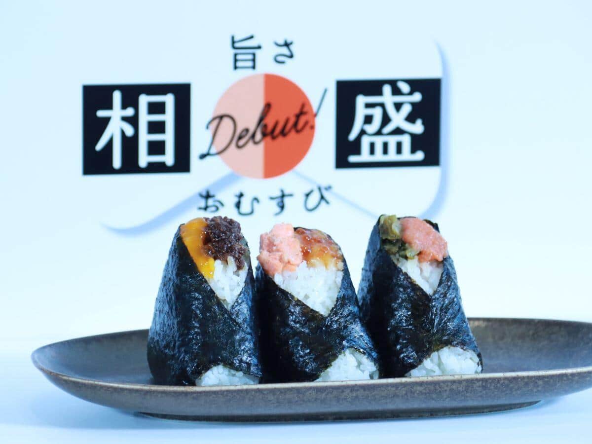 セブン-イレブンの新CM「宇宙人もびっくり」篇に登場する商品「旨さ相盛おむすび」（2025年9月2日撮影）