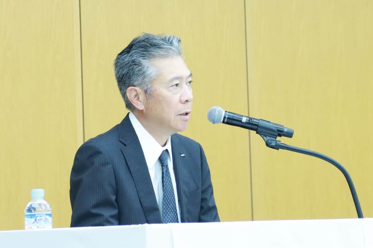 9月2日に会見した鳥井信宏社長
