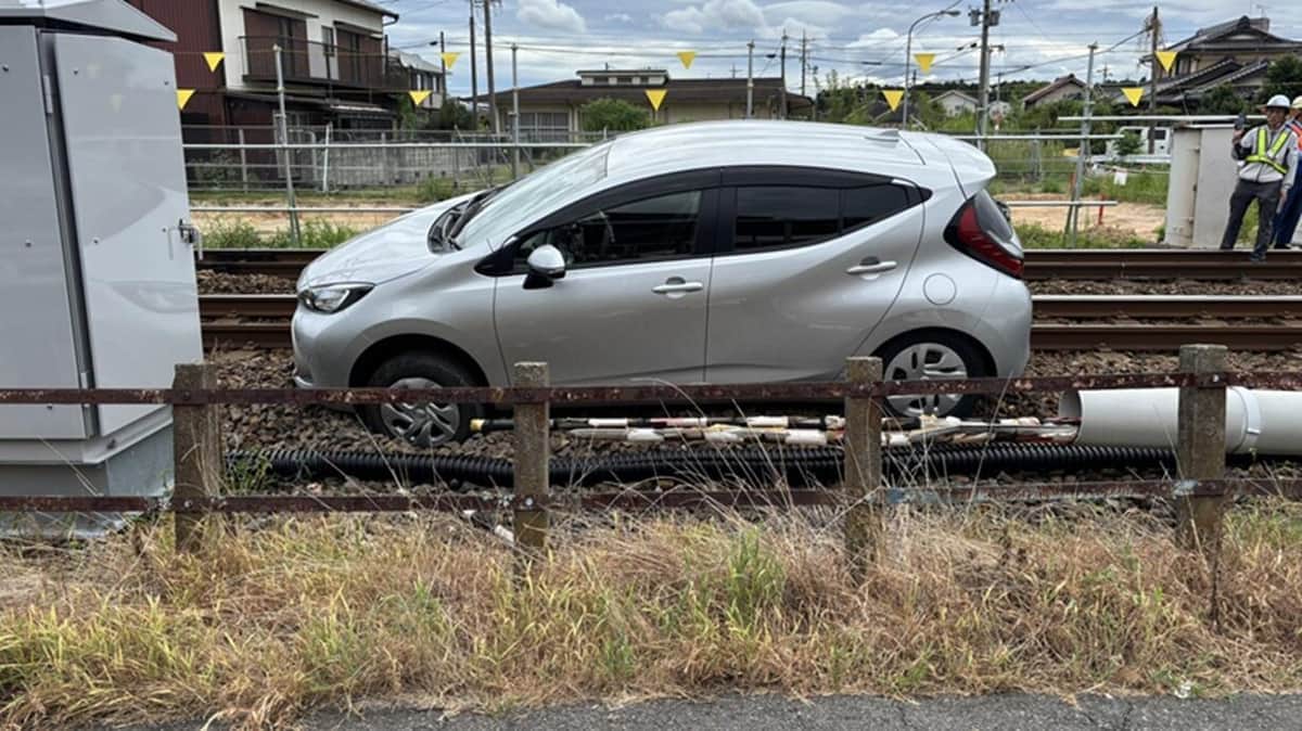 車が踏切内で右折、線路内で立ち往生...写真拡散でネットで驚く声　年齢も影響？愛知県警の見解は