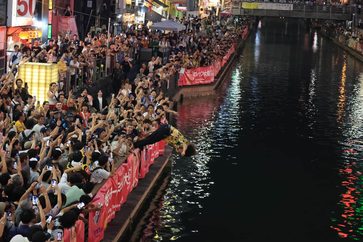 道頓堀川に飛び込む阪神ファン（7日、大阪市中央区）