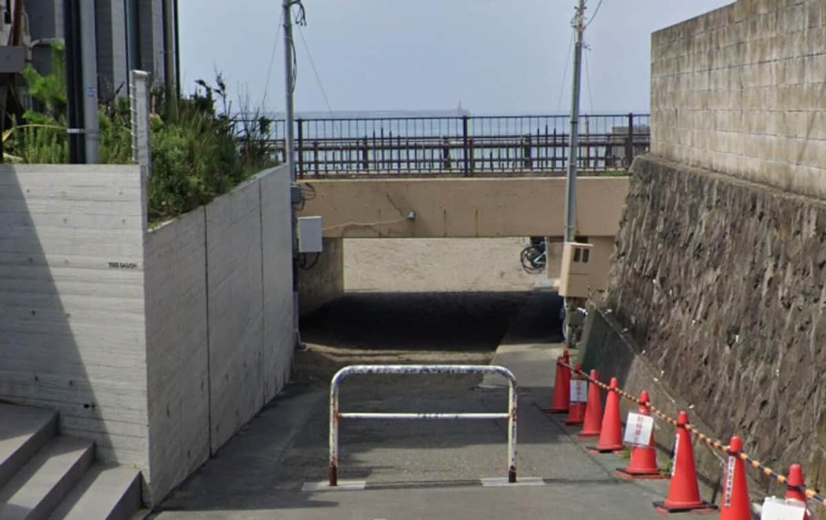 逗子海岸へ車が無許可侵入、波打ち際で立ち往生4時間半　消防署員らが脱出に力貸す、なぜこんなことが