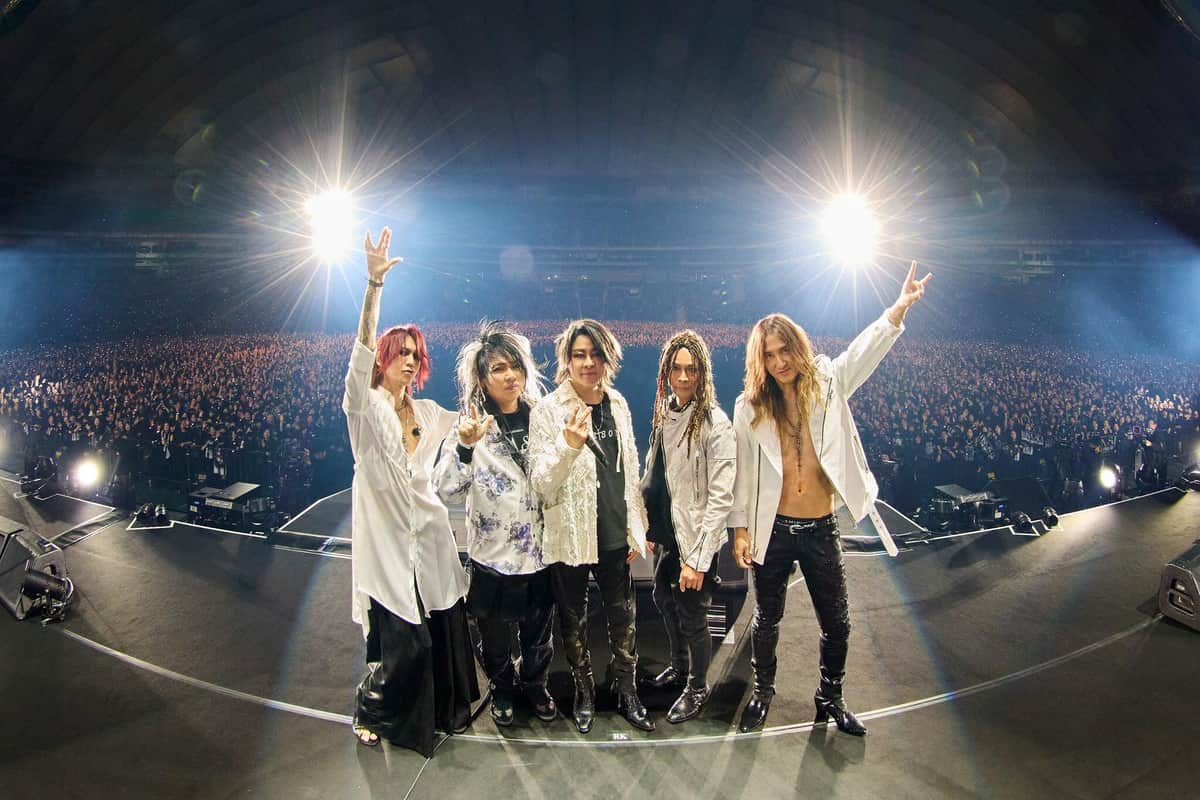 SUGIZOさんは集合写真でエール（SUGIZOさんのXから）