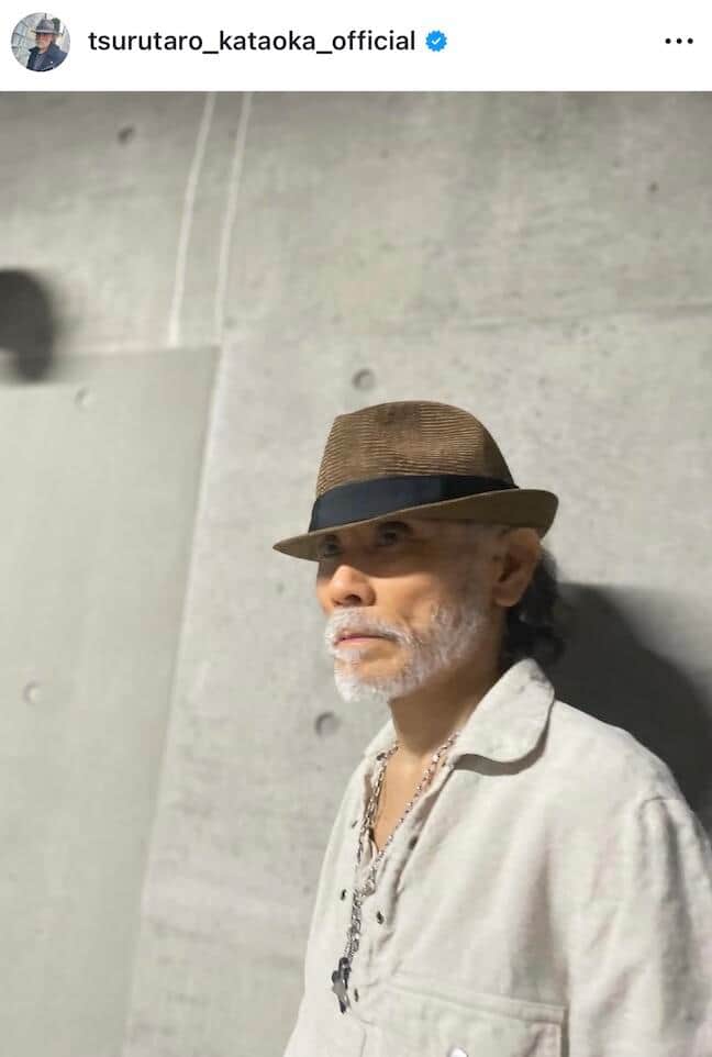 片岡鶴太郎70歳、「デニムオンデニム」おしゃれ上級者コーデでイケおじ爆発　ポケットに手を入れ、クールに