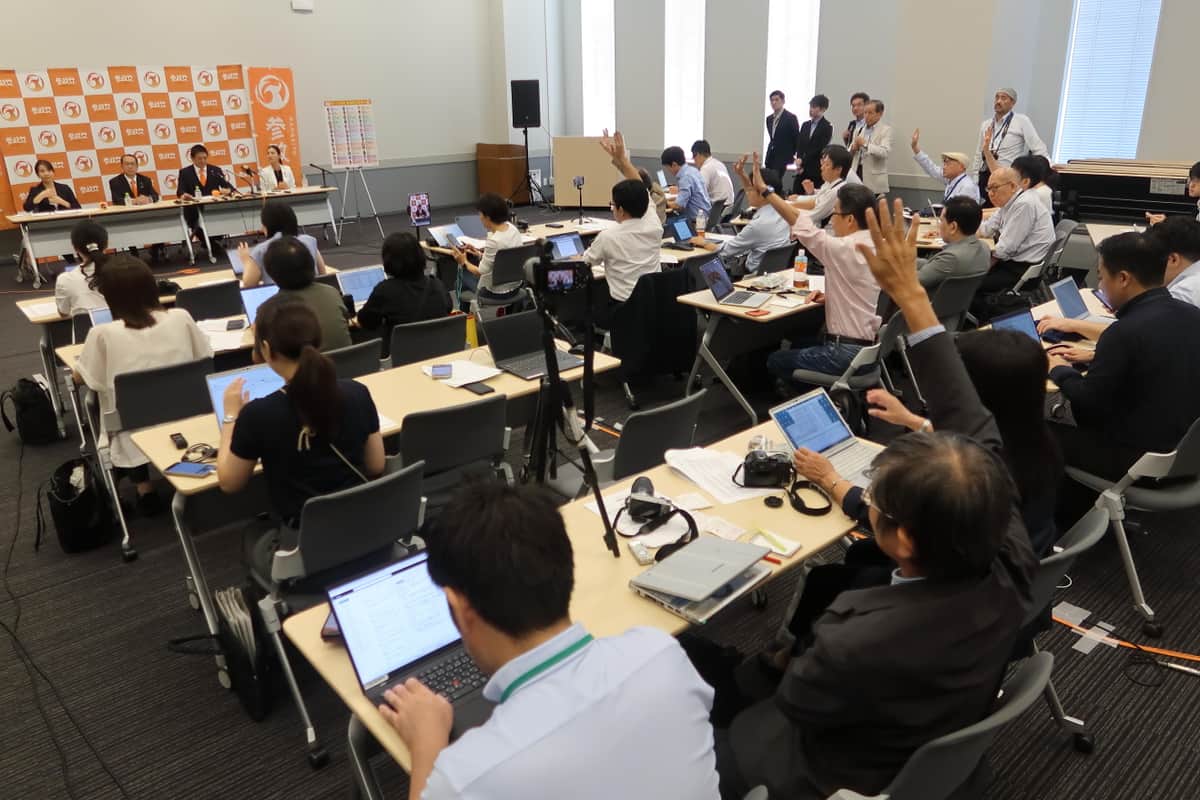 記者会見には多くの記者が出席した