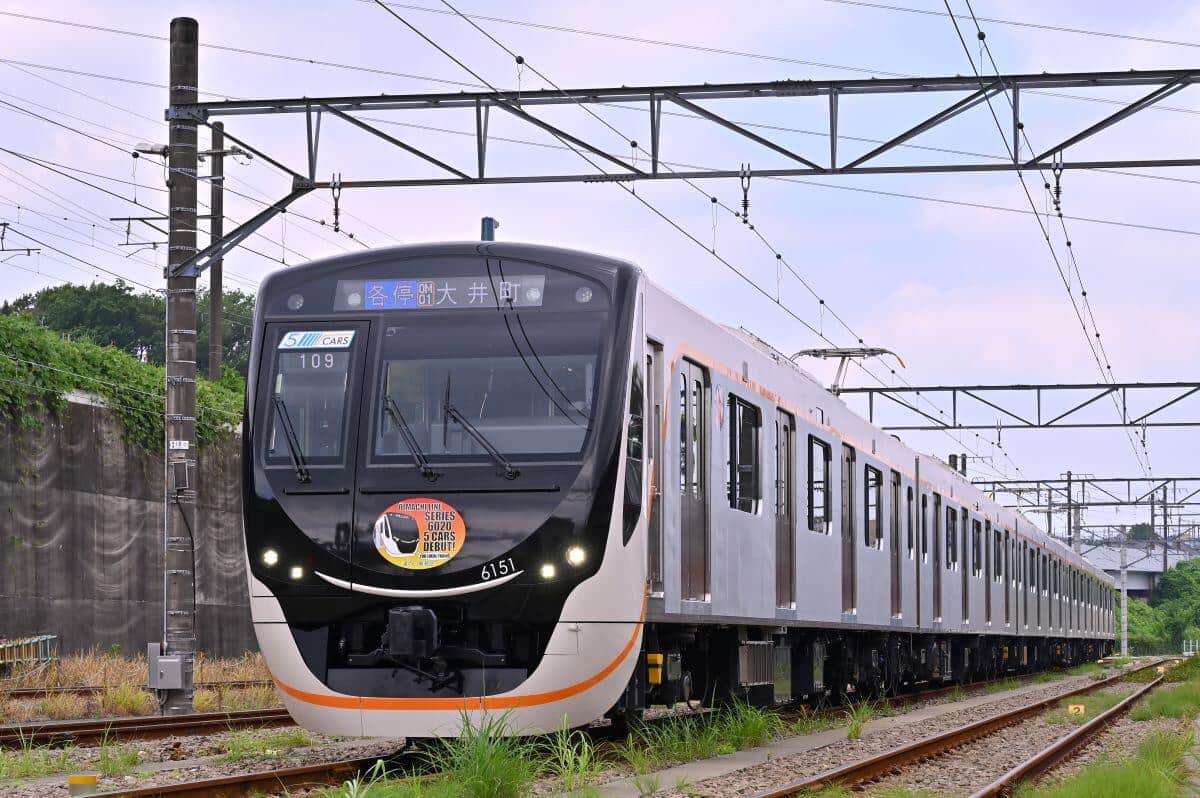 「これ来たらビビる」大井町線新型車両に謎の模様　落書き？清掃跡？東急が明かした正体とは