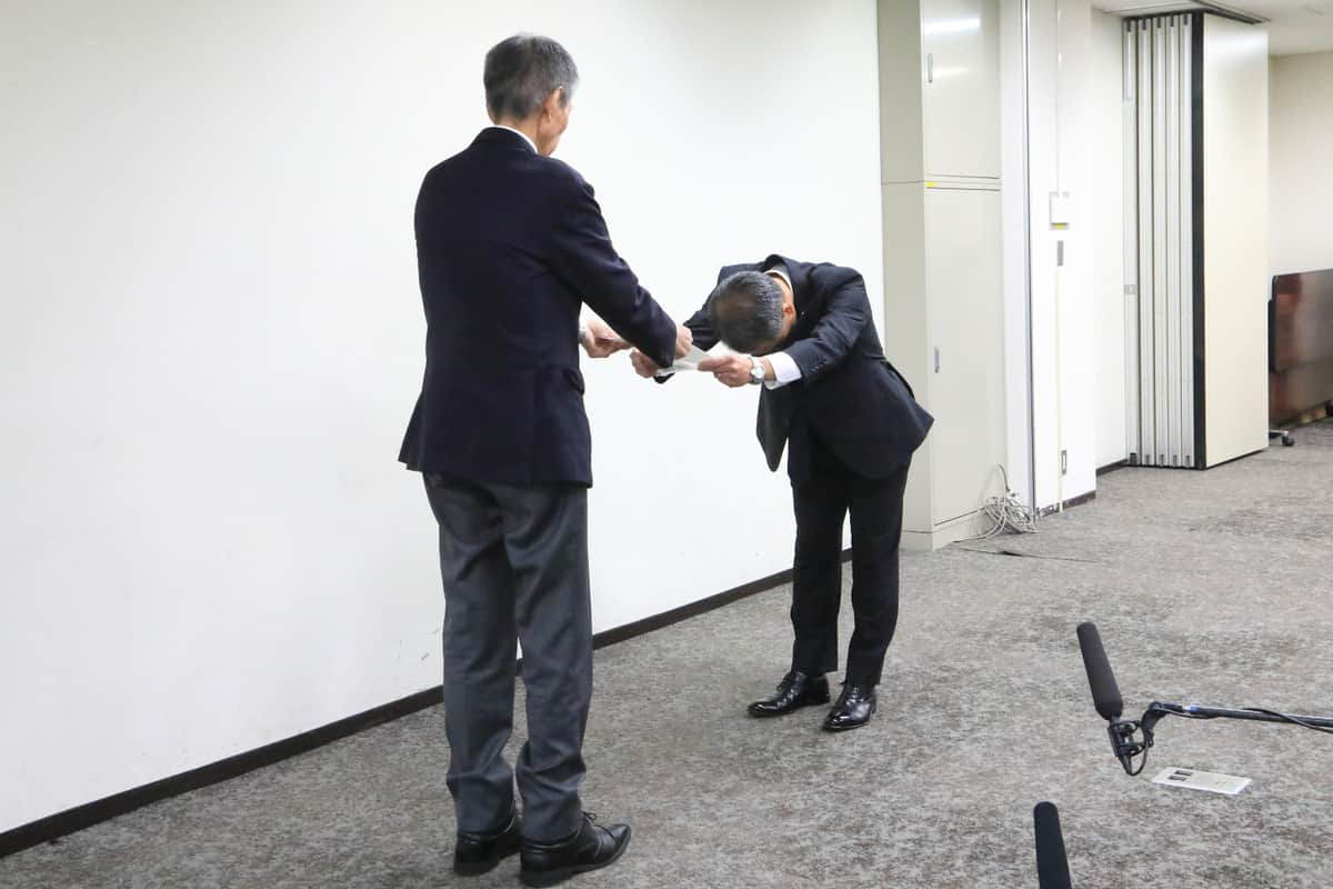 国交省航空局の石井靖男安全部長（写真手前）が、日本航空（JAL）で安全面のトップにあたる「安全統括管理者」を務める中川由起夫常務に厳重注意の内容を書いた文書を手渡した