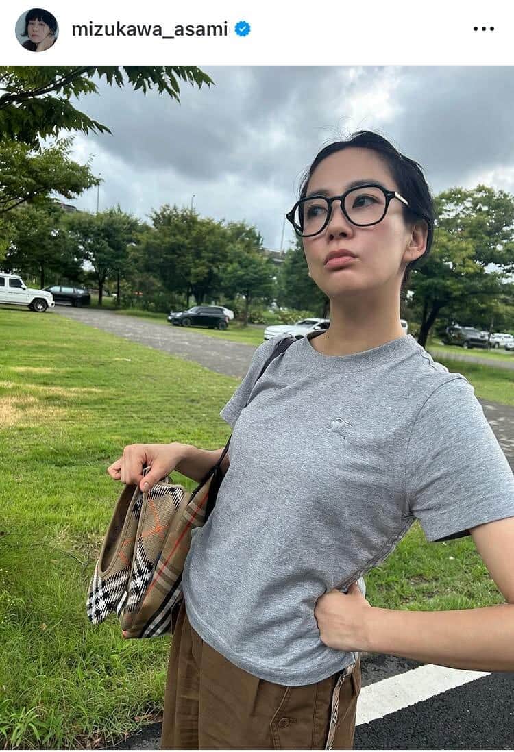 夫は窪田正孝...水川あさみ42歳、開放的キャミソール姿で海満喫　ダイナミックなポージングで楽しそう