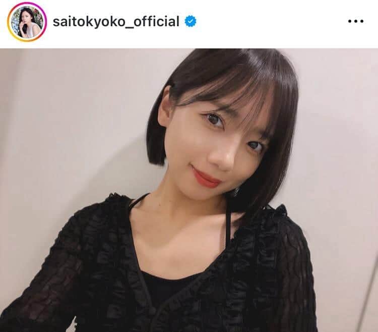 元日向坂46齊藤京子、肩出しデニムのノースリワンピで「激カワ」自撮り　大きなリボンがポイントに