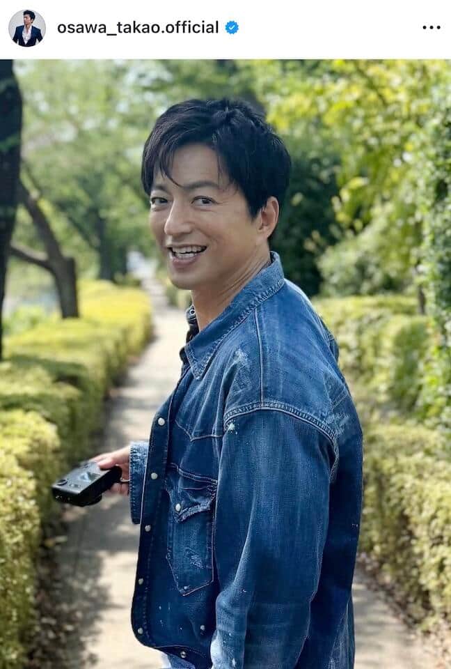 大沢たかお、はだけた白シャツの最強ビジュにドキっ　さりげない笑顔で...「カッコ良すぎでしょ」