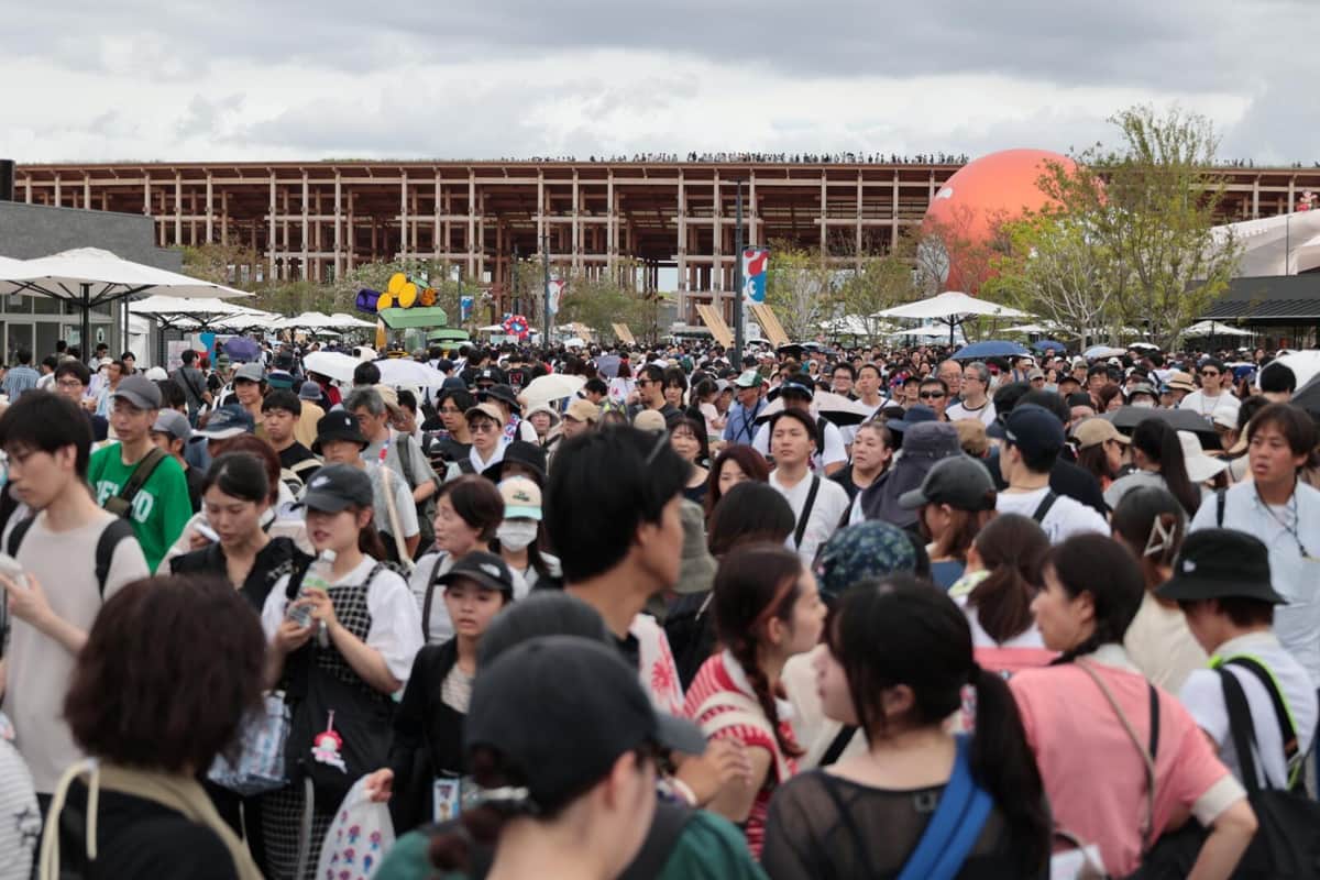 西ゲート付近は多くの人で混み合った（13日午後、大阪市此花区）