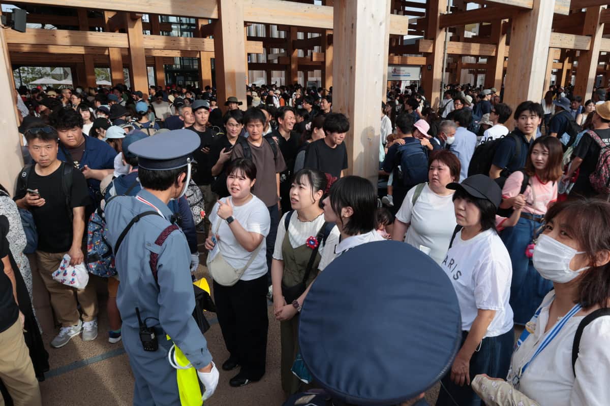 イベントで通行規制され、説明を求める来場者（13日、大阪市此花区）