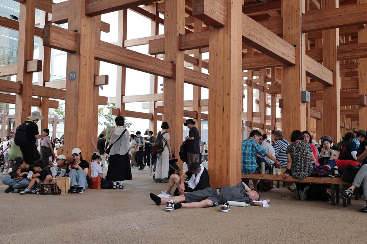 大屋根リングの床に寝そべる来場者（13日、大阪市此花区）