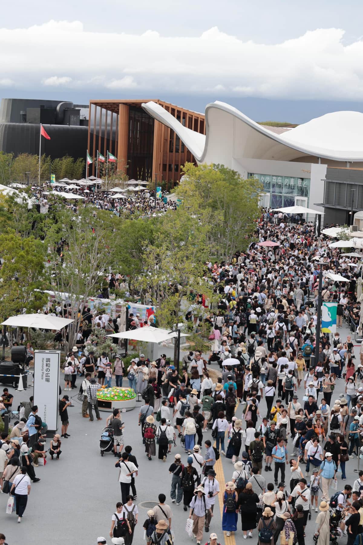 三連休の初日。人で混み合う会場内（13日午後、大阪市此花区）