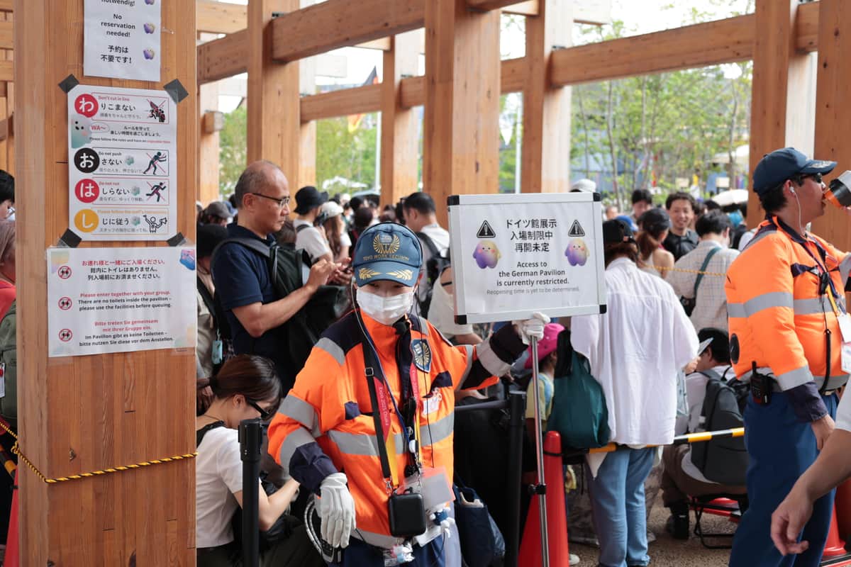 入場規制を行うドイツ館（13日、大阪市此花区）