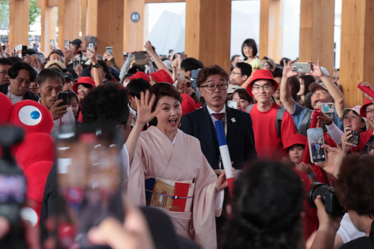 仏のナショナルデー関連行事に出席する藤原紀香さん（13日、大阪市此花区）