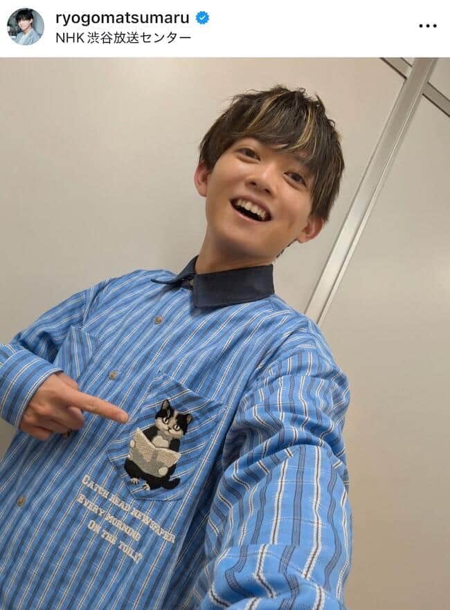 松丸亮吾、バキバキ腹筋の上半身に衝撃「最近筋トレ頑張ってます！！」　「スゴすぎーー」「ギャップにキュン」