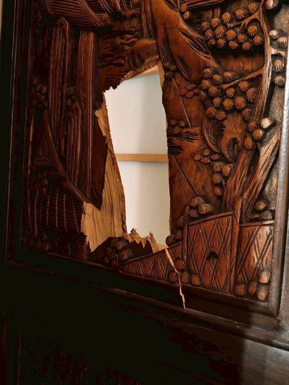 大きな穴が開いた屏風（山田直人さん提供）