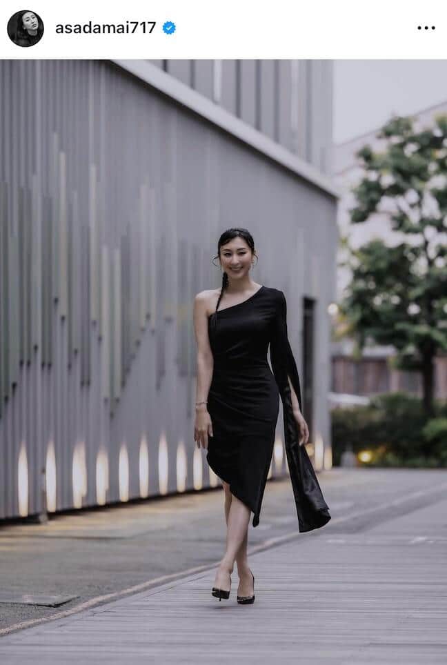 浅田舞37歳、超ミニ×透け感タイツで神スタイル炸裂　「めっちゃ可愛いブラックコーデ」大絶賛