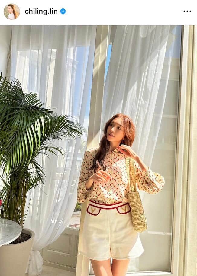 トップモデルのリン・チーリン50歳、きらびやかドレス姿で圧倒的な美　たたずむ姿がまるで人魚姫