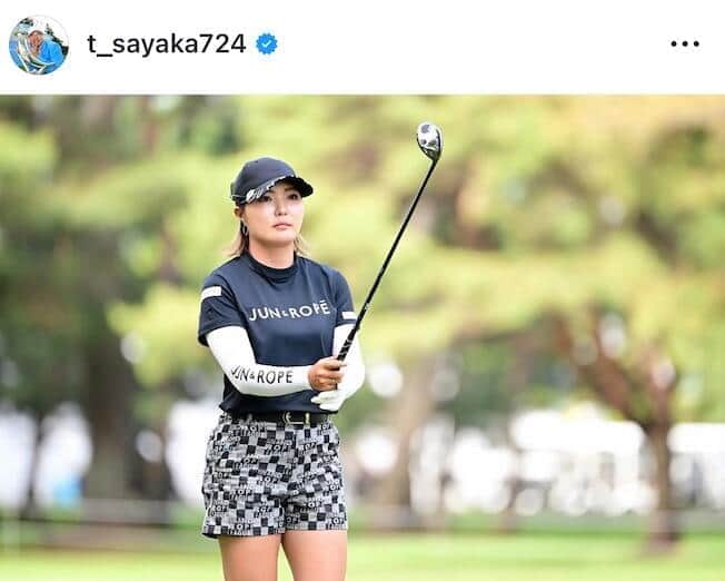 女子ゴルフの高橋彩華、超ミニにナイキのシューズあわせ　「ファッションセンスがいい」大絶賛