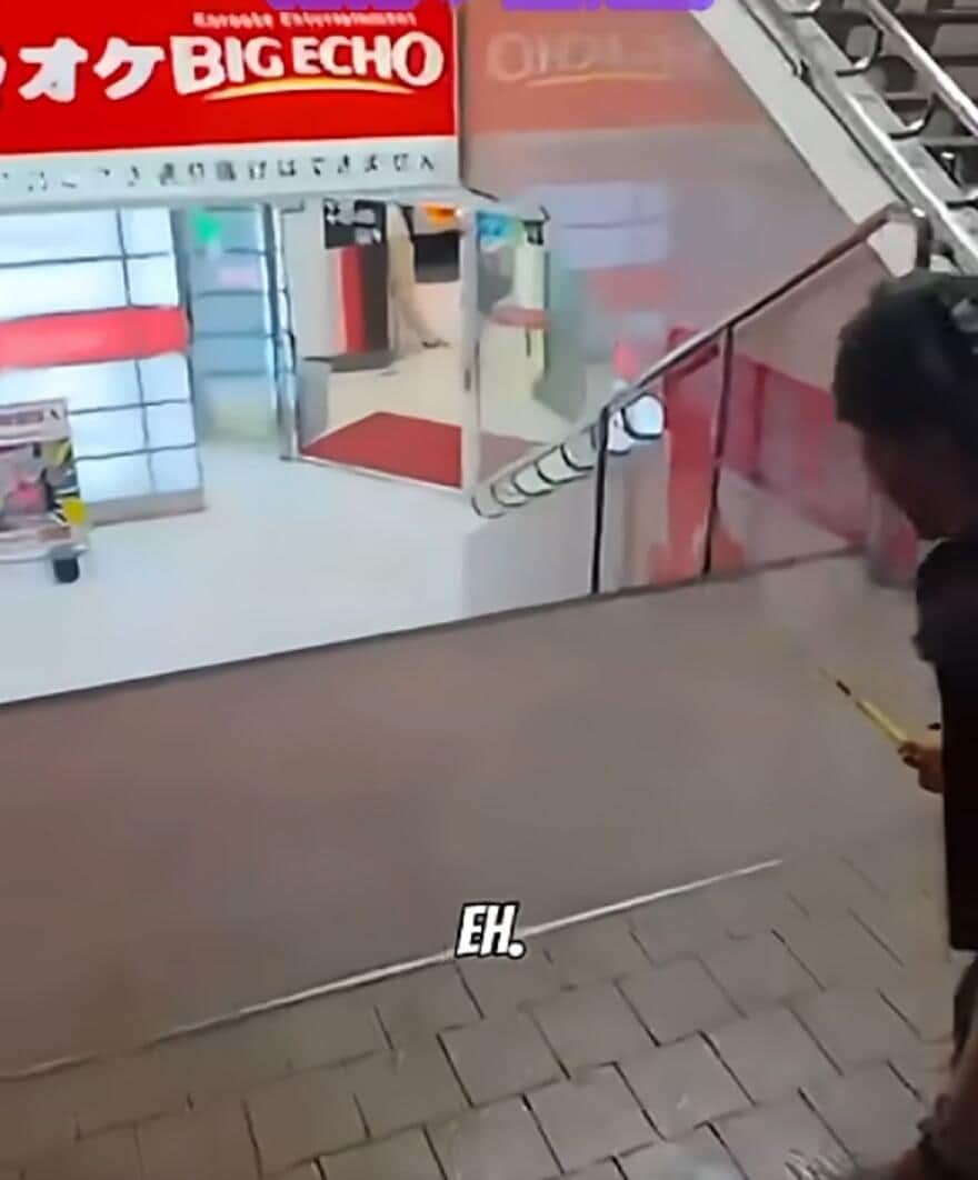 カラオケ店に向け花火を打ち上げ（外国人男性の動画配信から）