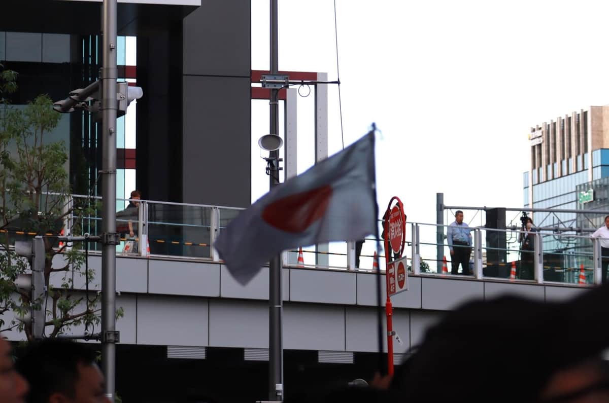 高市氏の演説時に掲げられた日の丸（25年9月24日撮影）