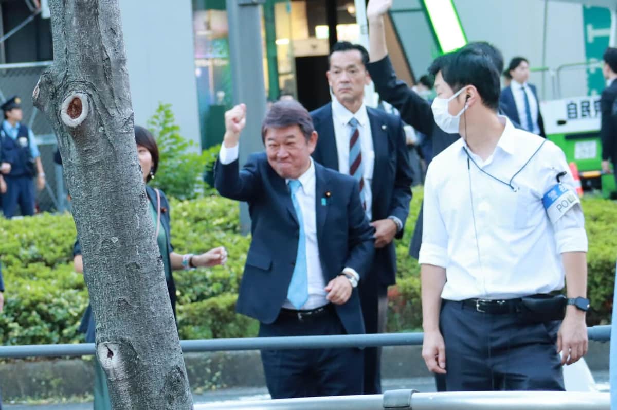 ガッツポーズをする茂木敏充氏（25年9月24日撮影）