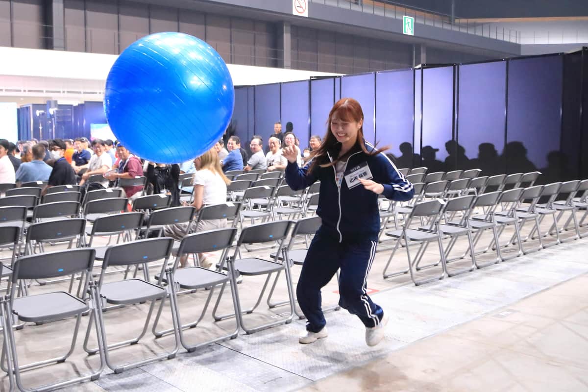 HKT48の「ドリブルモンスター」、山内祐奈さん。バランスボールがあさっての方向に
