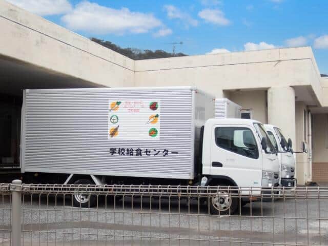 学校給食センターの配送トラック