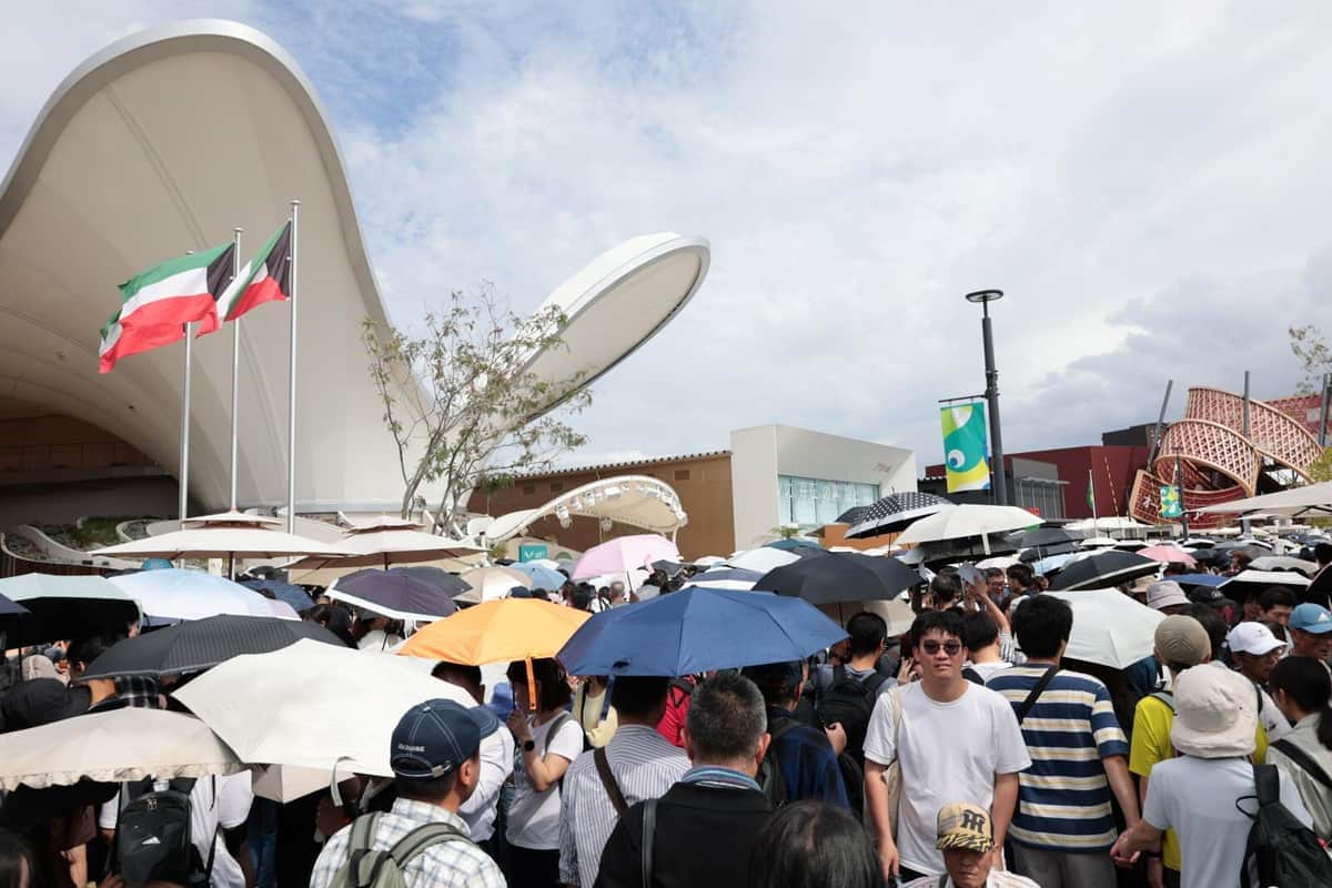混雑するクウェート館前の様子（9月29日、大阪市此花区）