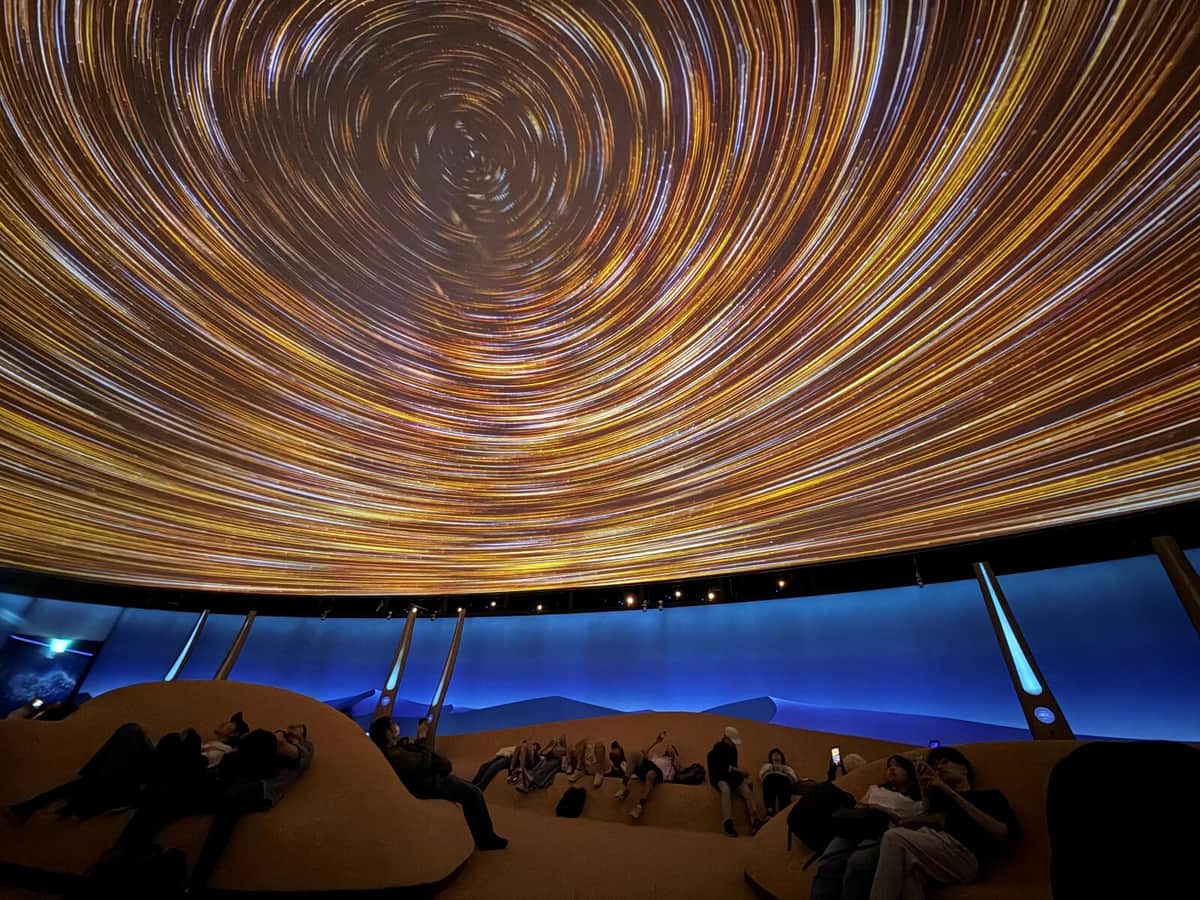 クウェート館では寝ながら映像を楽しめる（5月18日、大阪市此花区）