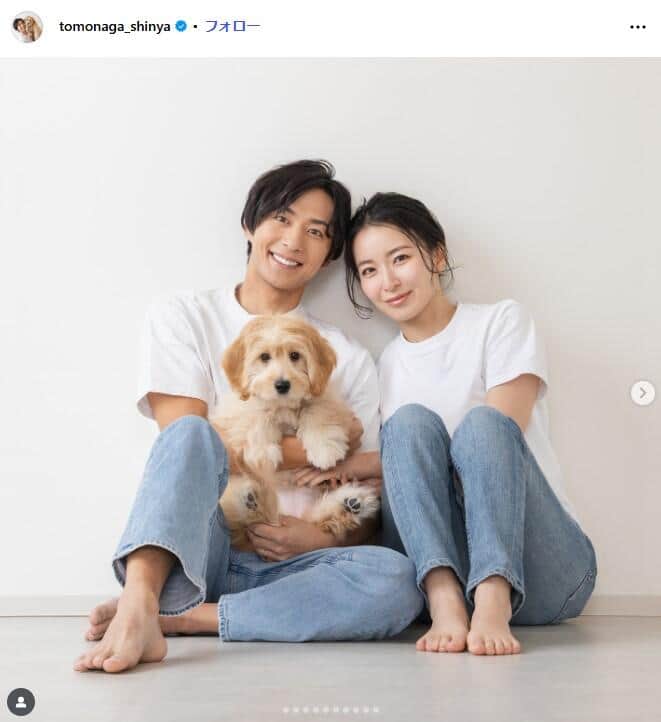 友永真也さんと岩間恵さん夫妻、愛犬のクレア。友永さんのインスタグラム（＠tomonaga_shinya）より